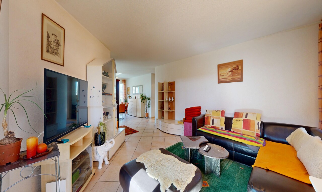 salon avec télévision, inside property, cloison sèche, drywall, et sol en carrelage