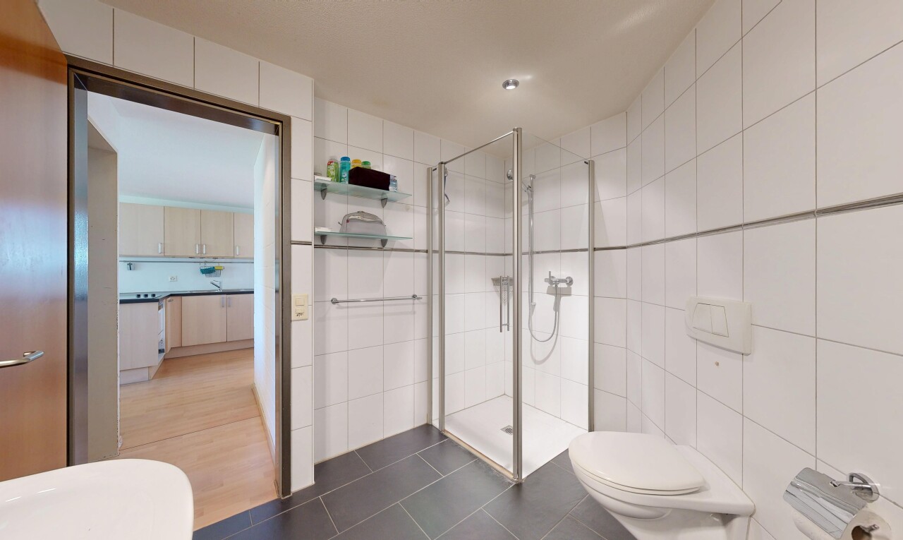 salle de bains avec mur en carrelage, tile wall, sol en carrelage, tile floor, et douche