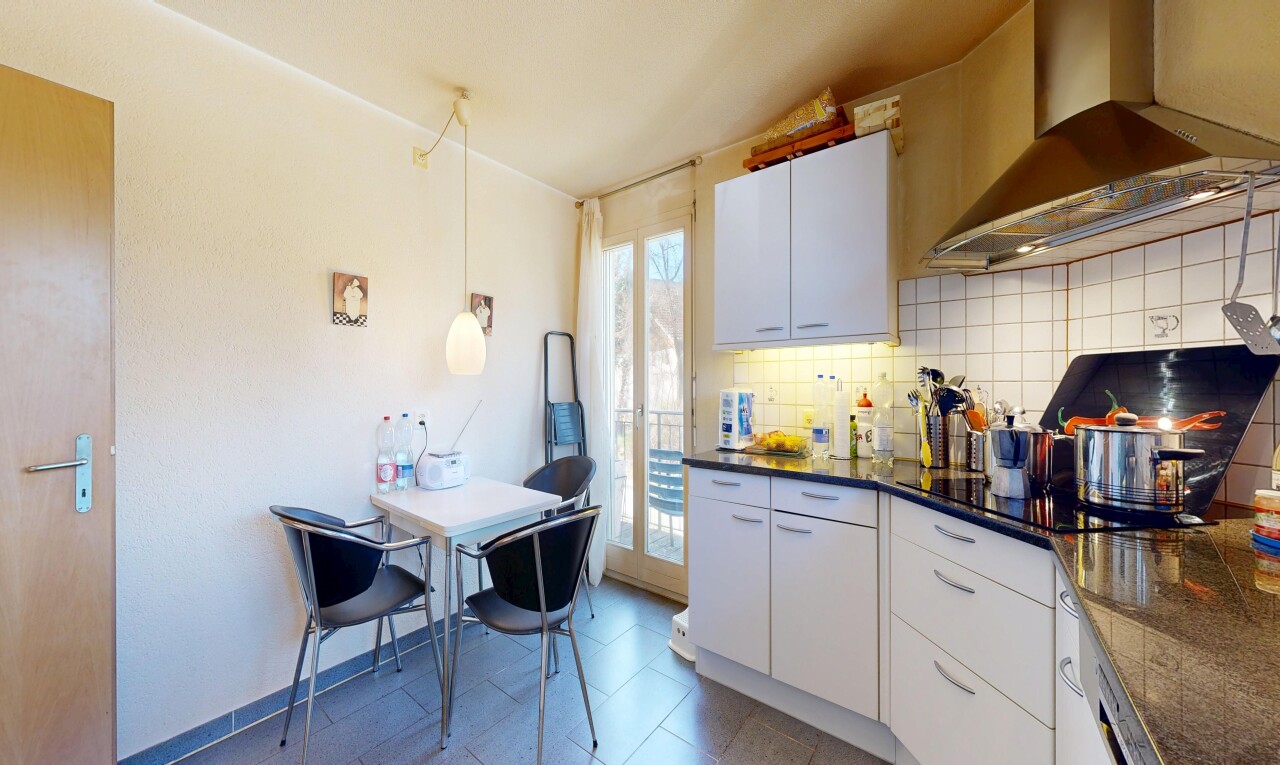 cuisine avec hotte, dark countertops, dosseret, backsplash, et inside property