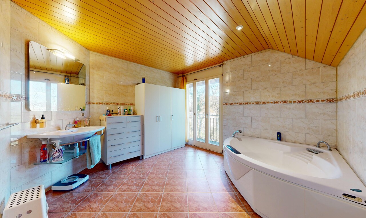 salle de bains avec mur en carrelage, tile wall, miroir, bain, et salle de bain complète