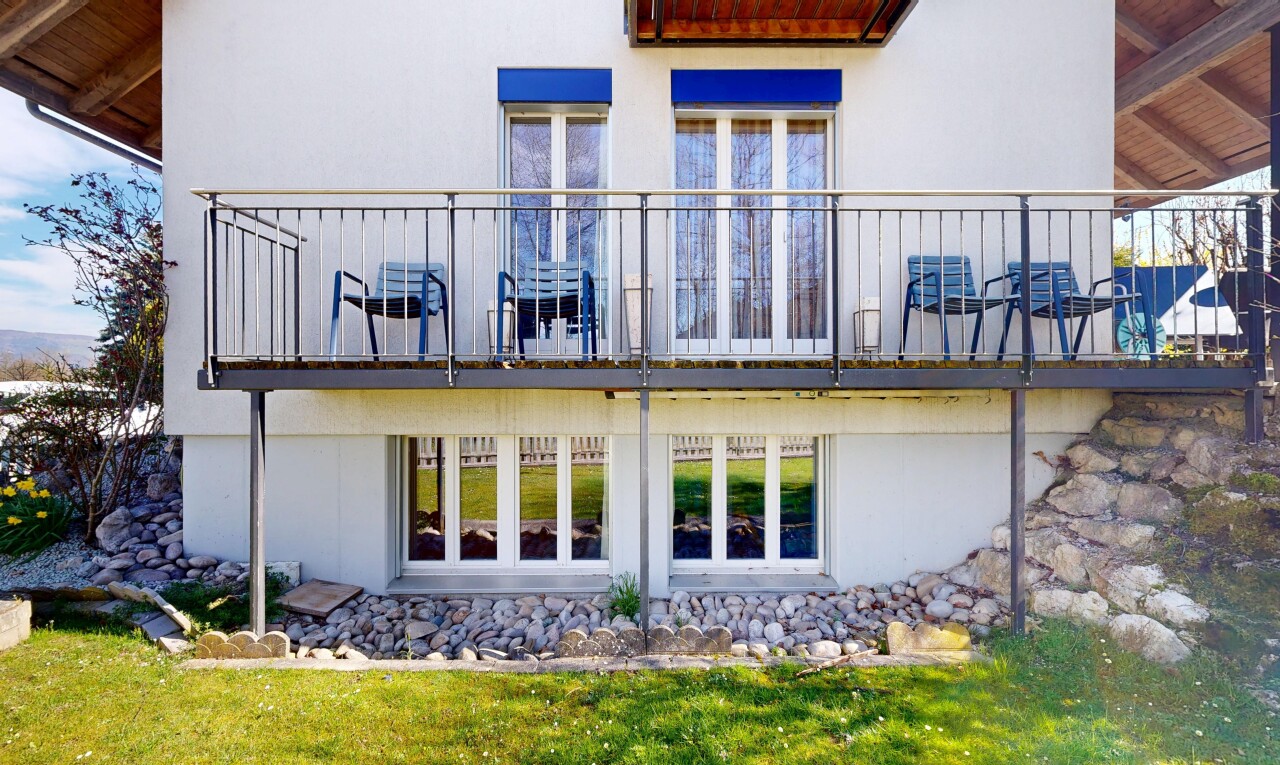 façade avec bardage en stuc et balcon