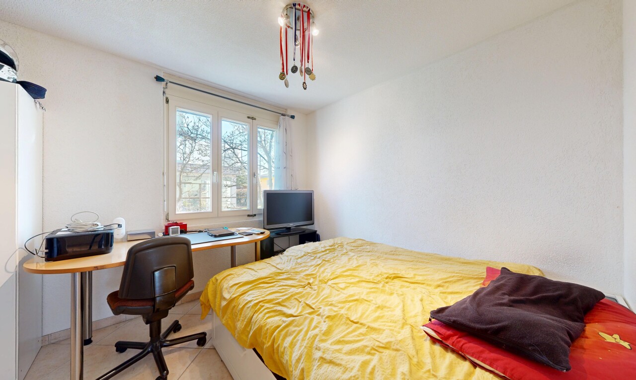 chambre avec télévision, lumière naturelle, natural light, cloison sèche, et drywall