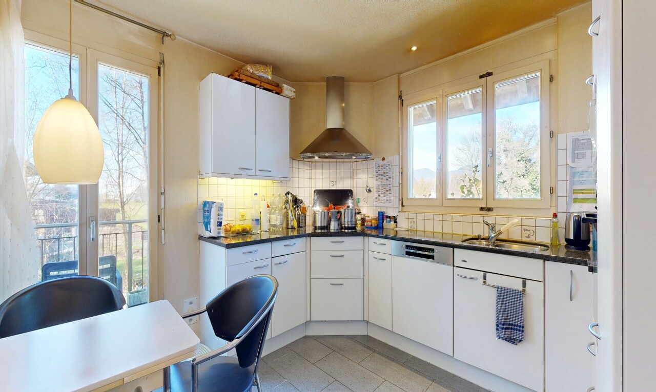 cuisine avec hotte, dark countertops, plans de travail, pendant lighting, et éclairage suspendu