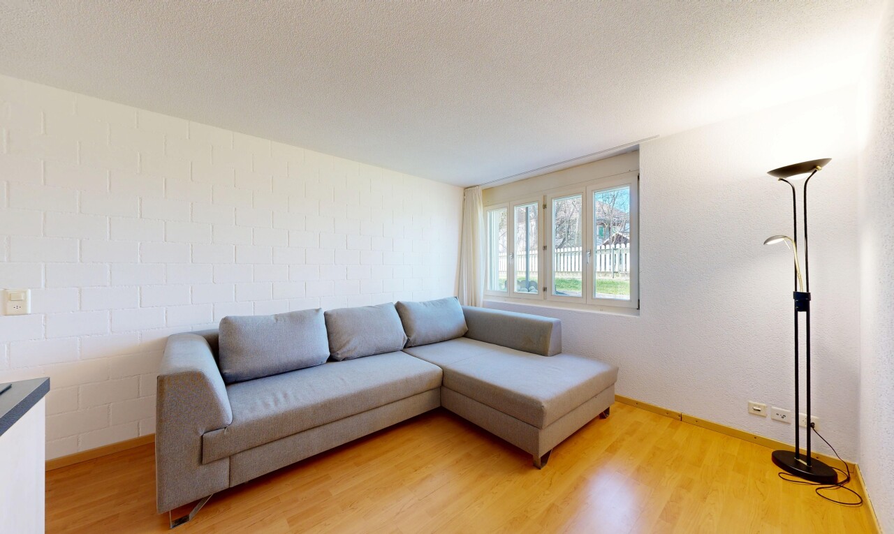 salon avec inside property, wood finish floor, sol en finition bois, natural light, et lumière naturelle