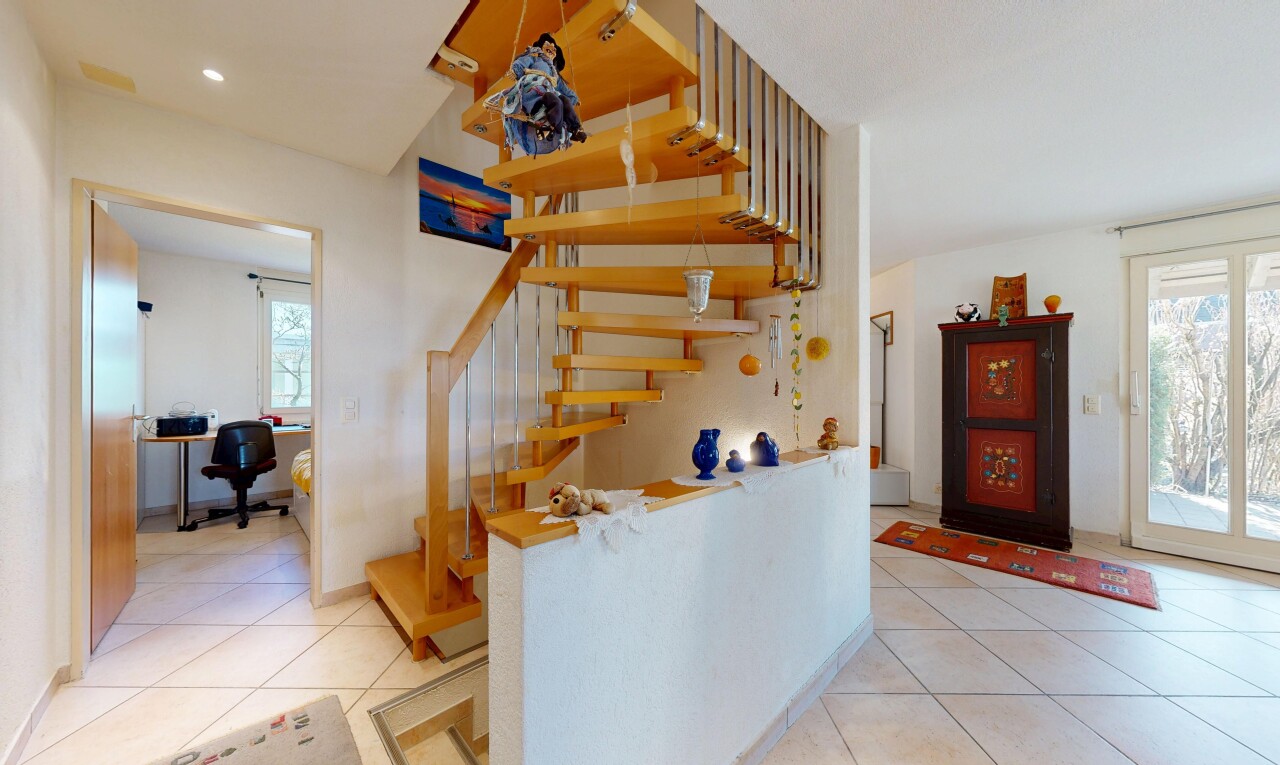 escaliers avec escaliers, natural light, lumière naturelle, inside property, et drywall
