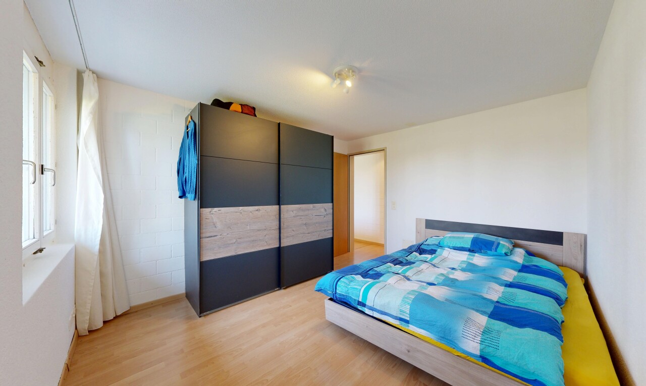 chambre avec inside property, wood finish floor, sol en finition bois, drywall, et cloison sèche