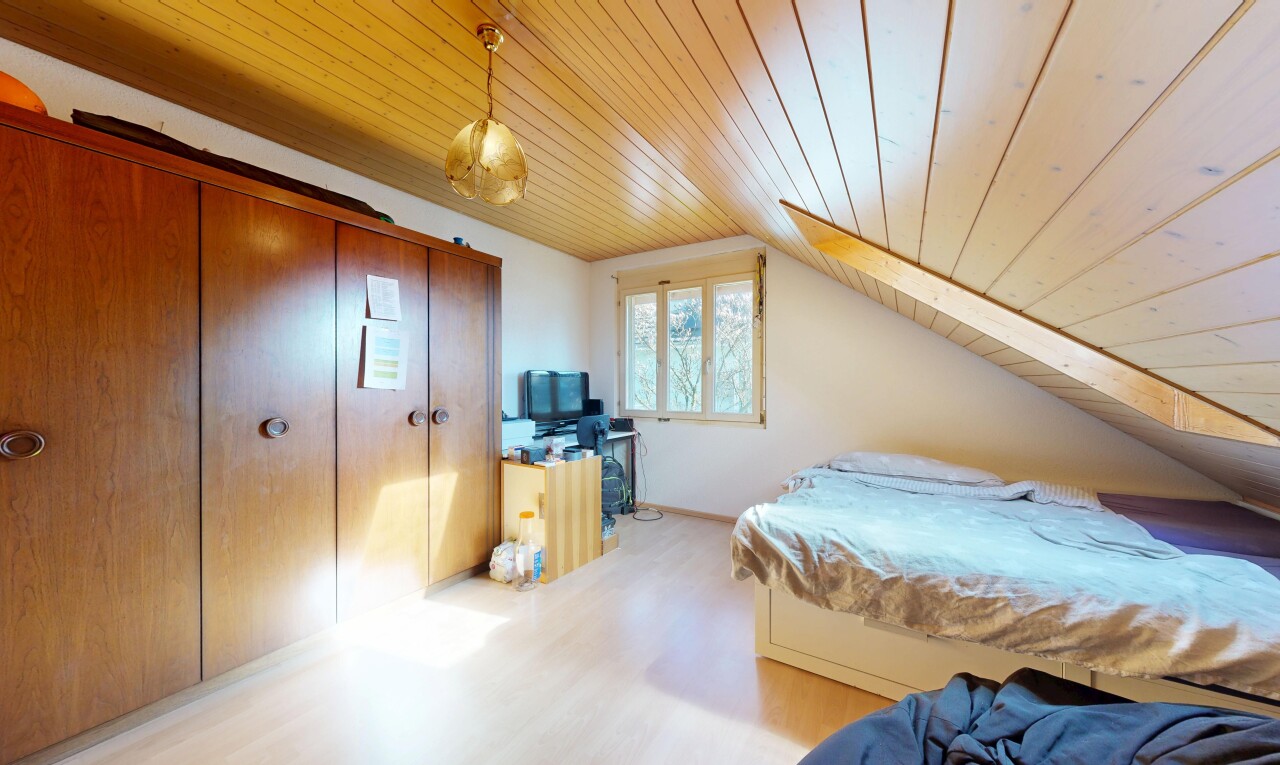 chambre avec wood ceiling, plafond en bois, wood finish floor, sol en finition bois, et vaulted ceiling