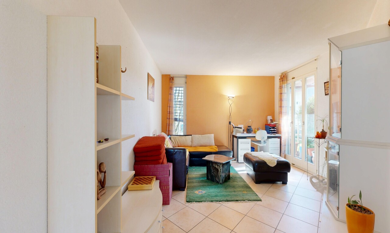 salon avec drywall, cloison sèche, inside property, tile floor, et sol en carrelage