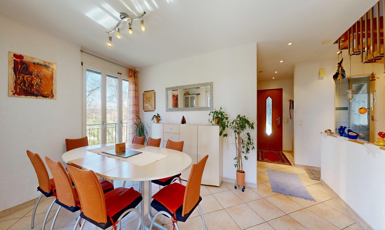salle à manger avec drywall, cloison sèche, inside property, natural light, et lumière naturelle