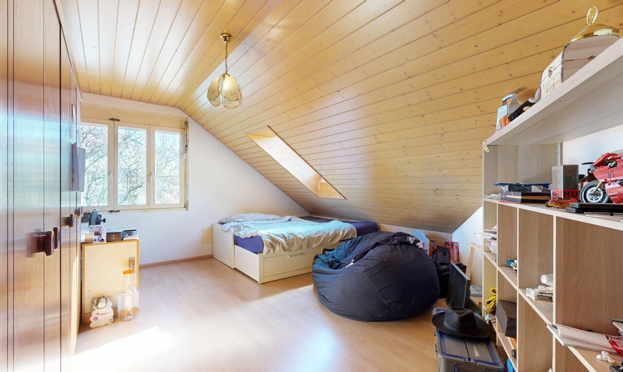chambre avec plafond voûté, vaulted ceiling, sol en finition bois, wood finish floor, et plafond en bois