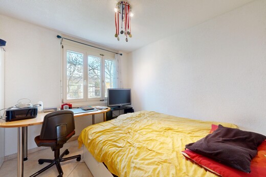 chambre avec télévision, lumière naturelle, natural light, cloison sèche, et drywall