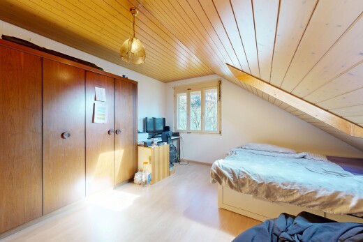 chambre avec wood ceiling, plafond en bois, wood finish floor, sol en finition bois, et vaulted ceiling