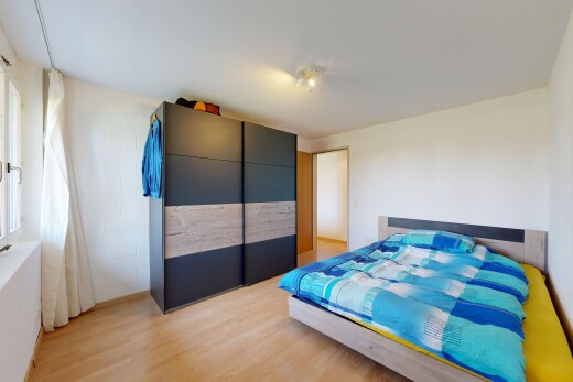 zimmer / schlafzimmer mit inside property, wood finish floor, holzfußboden, drywall, und gipskartonwand