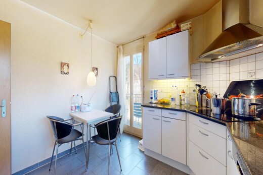 cuisine avec hotte, dark countertops, dosseret, backsplash, et inside property