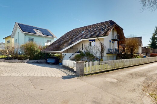 außenansicht mit property visible, day time, zaun, und balkon