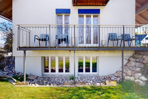 façade avec bardage en stuc et balcon