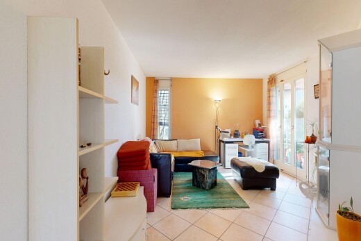 wohnzimmer mit drywall, gipskartonwand, inside property, tile floor, und fliesenboden