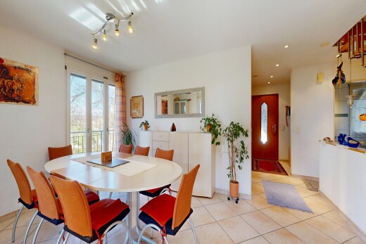 salle à manger avec drywall, cloison sèche, inside property, natural light, et lumière naturelle
