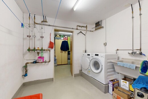 wäschekammer mit betonboden, concrete floor, inside property, wäscherei, und finished concrete floor