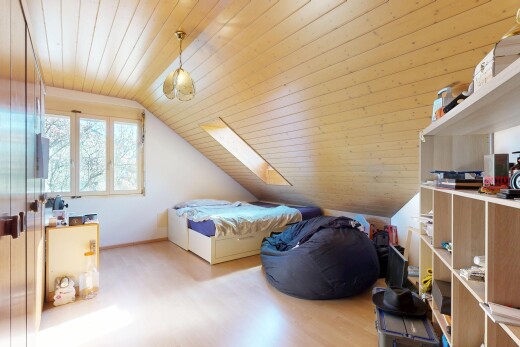 chambre avec plafond voûté, vaulted ceiling, sol en finition bois, wood finish floor, et plafond en bois