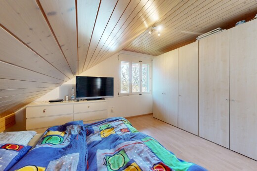 chambre avec pièce supplémentaire, plafond en bois, wood ceiling, télévision, et sol en finition bois