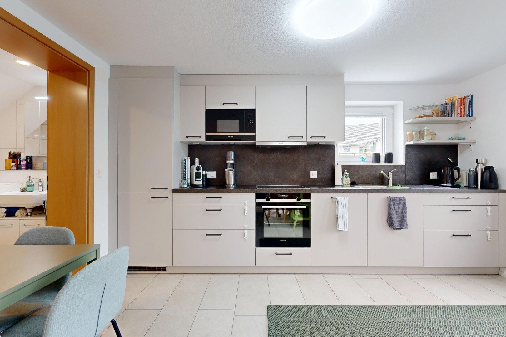cuisine avec four, dosseret, backsplash, inside property, et plans de travail