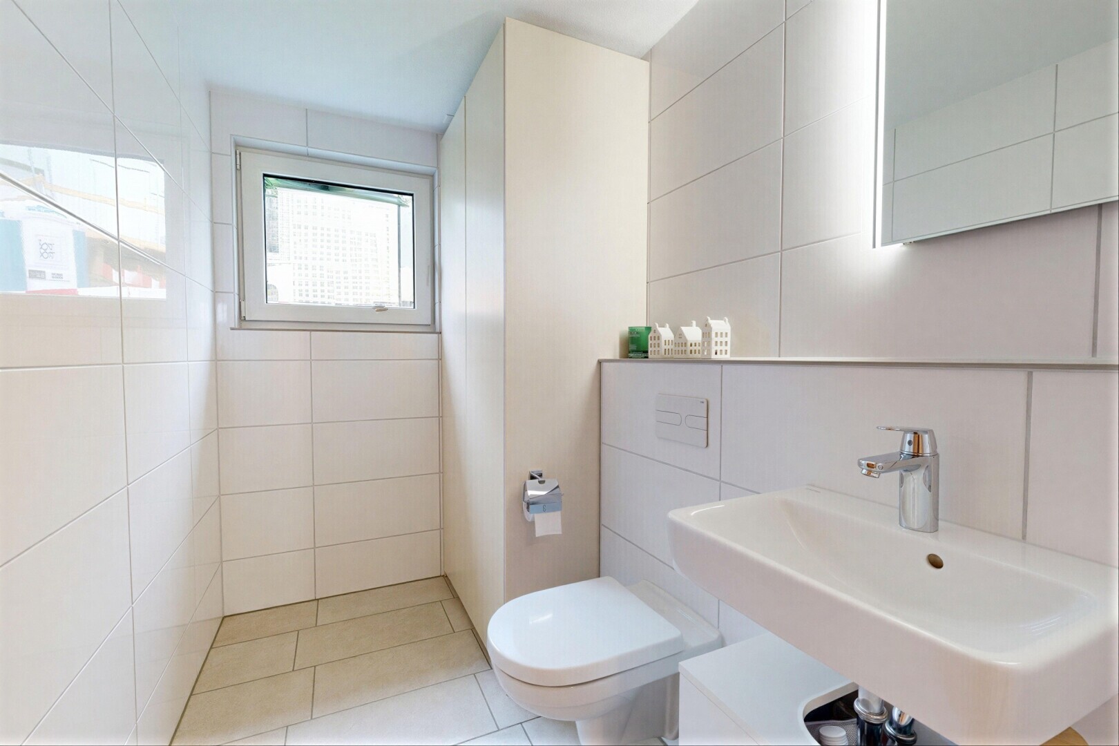 salle de bains avec tile wall, mur en carrelage, toilette, natural light, et lumière naturelle