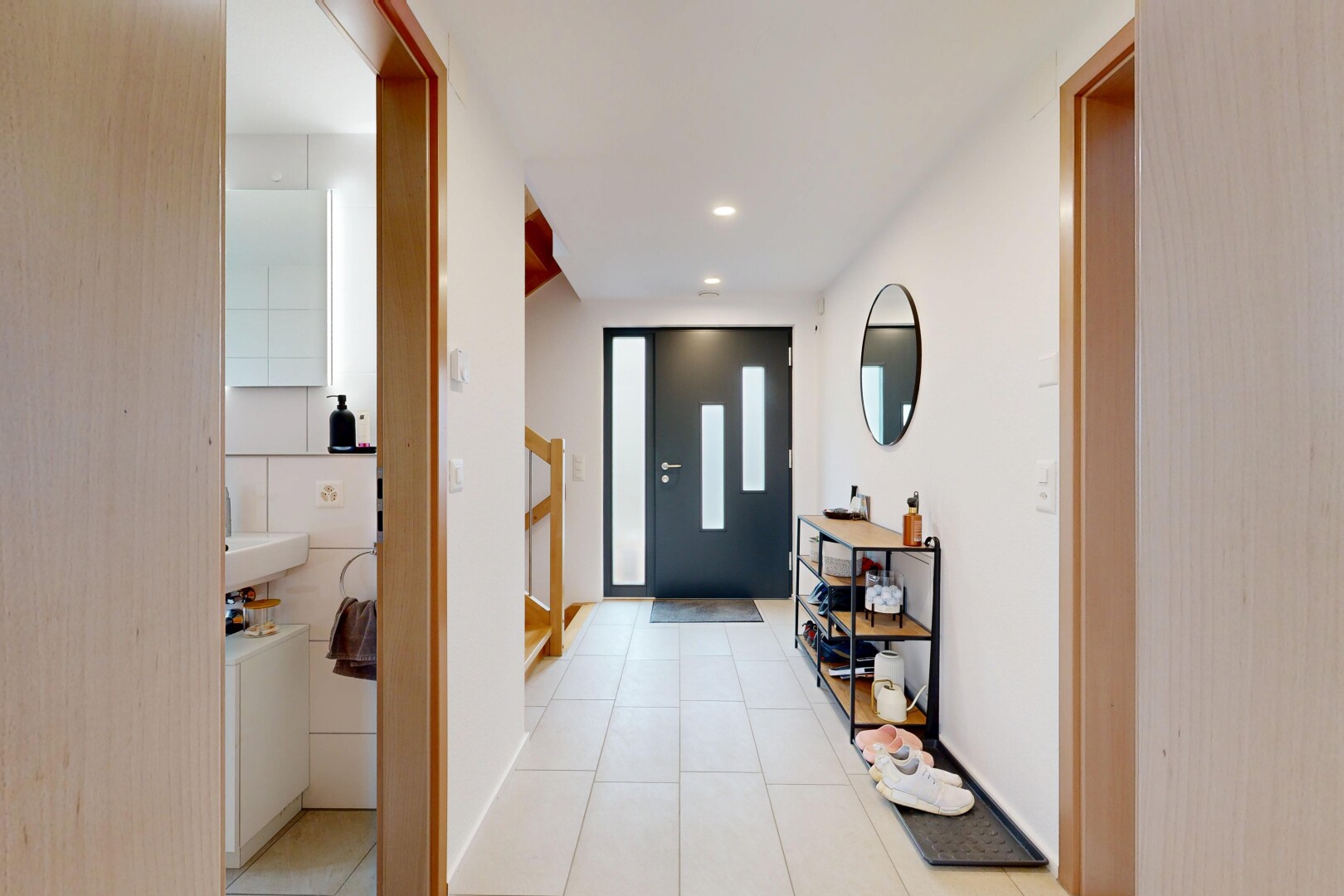 couloir avec inside property, cloison sèche, drywall, éclairage encastré, et recessed lighting