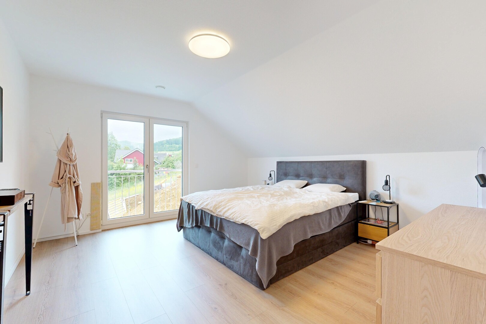 chambre avec inside property, cloison sèche, drywall, plafond voûté, et vaulted ceiling