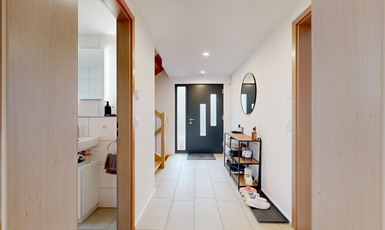 couloir avec inside property, cloison sèche, drywall, éclairage encastré, et recessed lighting