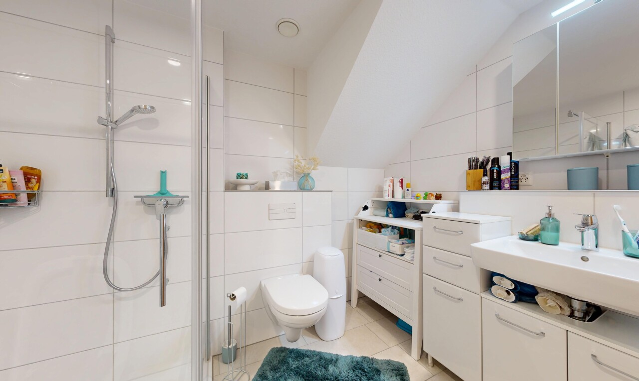salle de bains avec mur en carrelage, tile wall, miroir, salle de bain complète, et lavabo (ou coiffeuse selon le contexte)