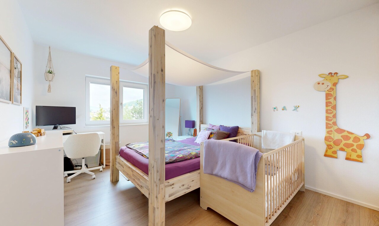 chambre avec espace bureau, sol en finition bois, wood finish floor, cloison sèche, et drywall