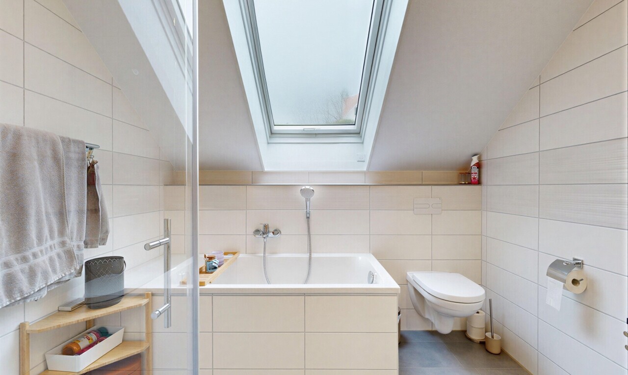 salle de bains avec mur en carrelage, tile wall, salle de bain complète, inside property, et bain
