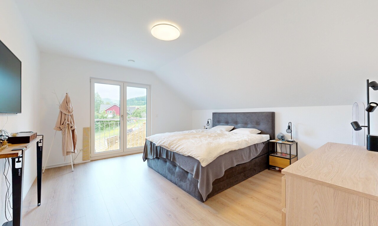 chambre avec inside property, cloison sèche, drywall, plafond voûté, et vaulted ceiling