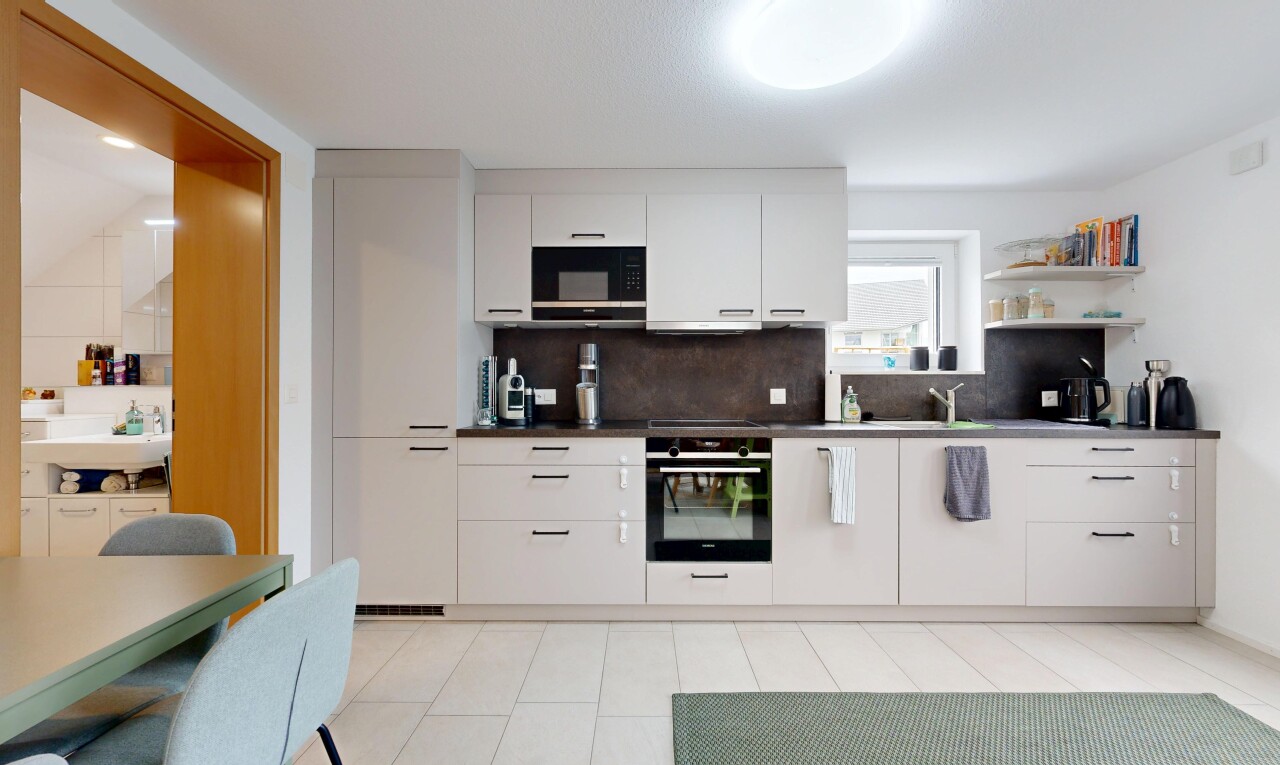 cuisine avec four, dosseret, backsplash, inside property, et plans de travail