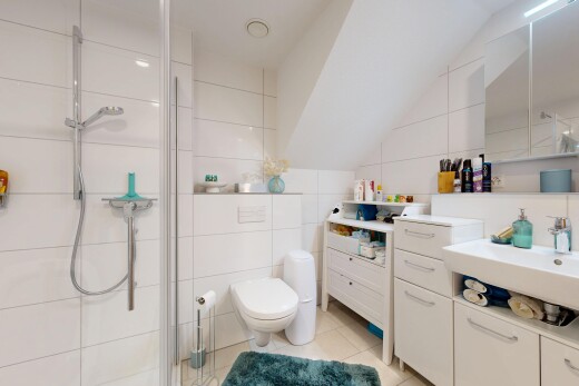 salle de bains avec mur en carrelage, tile wall, miroir, salle de bain complète, et lavabo (ou coiffeuse selon le contexte)