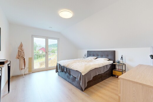 chambre avec inside property, cloison sèche, drywall, plafond voûté, et vaulted ceiling