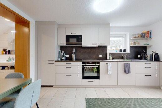 cuisine avec four, dosseret, backsplash, inside property, et plans de travail