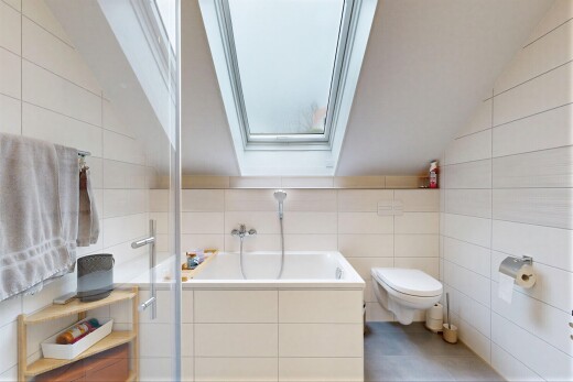 salle de bains avec mur en carrelage, tile wall, salle de bain complète, inside property, et bain