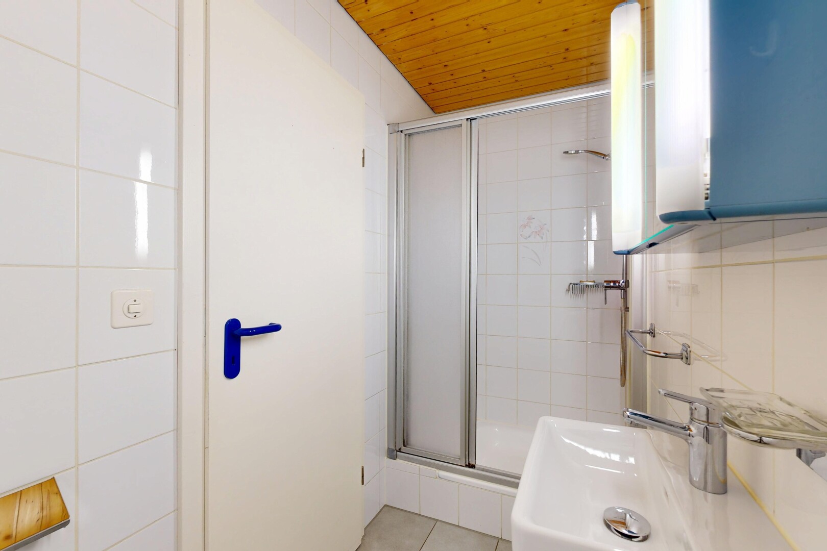 salle de bains avec douche, salle de bain complète, inside property, tile floor, et sol en carrelage