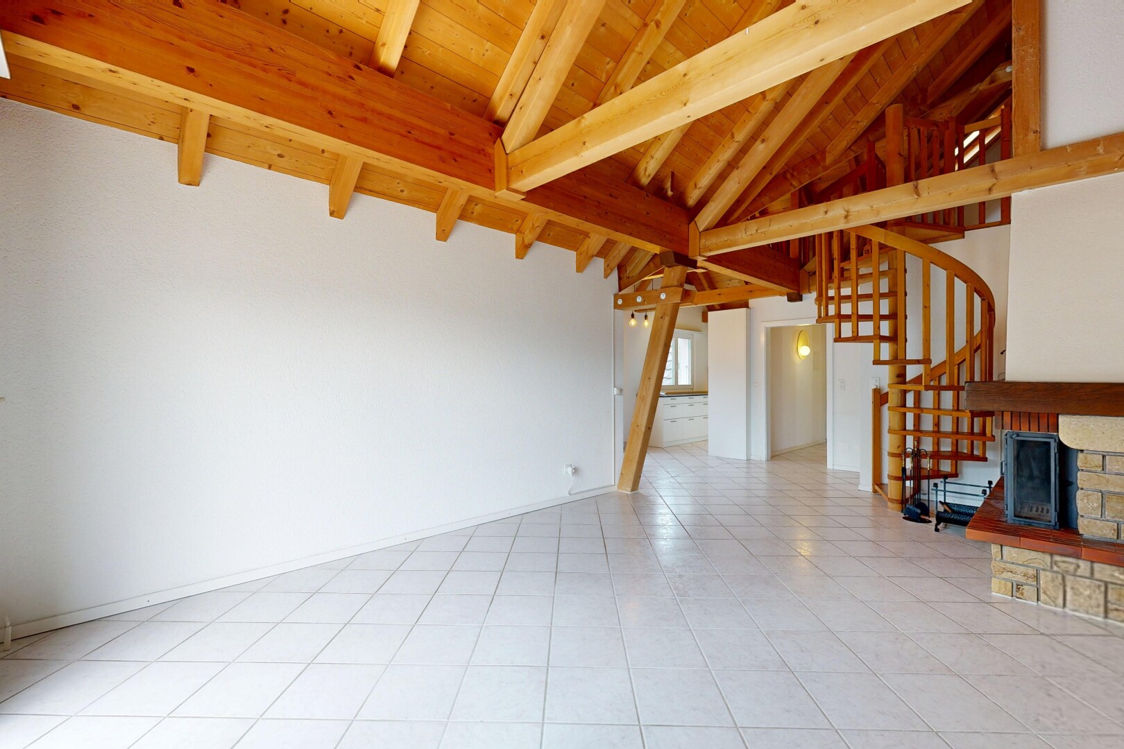 pièce vide avec escaliers, inside property, drywall, cloison sèche, et high ceiling