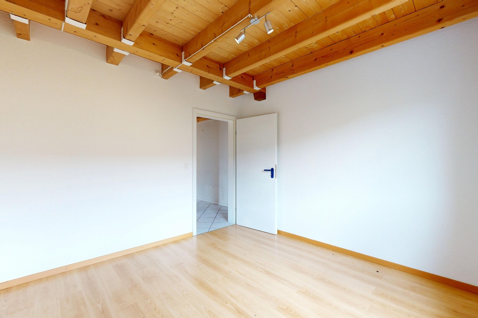pièce vide avec éclairage sur rail, wood ceiling, plafond en bois, beamed ceiling, et plafond à poutres
