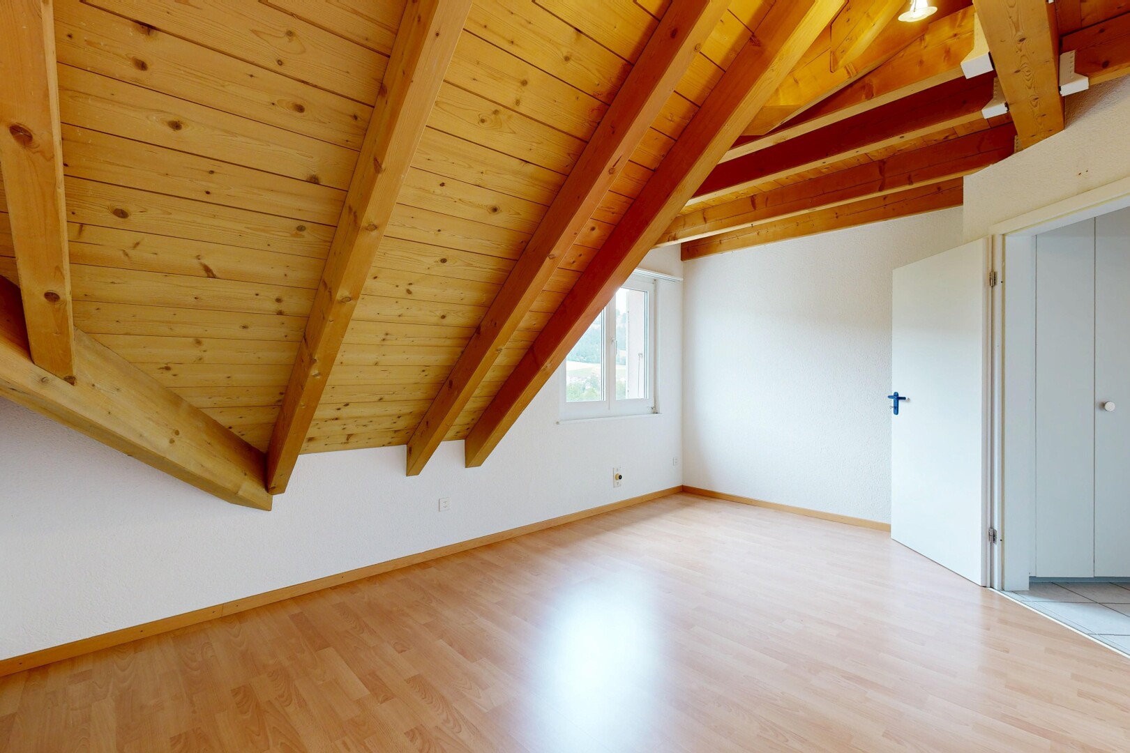 pièce vide avec vaulted ceiling, plafond voûté, beamed ceiling, plafond à poutres, et high end ceiling