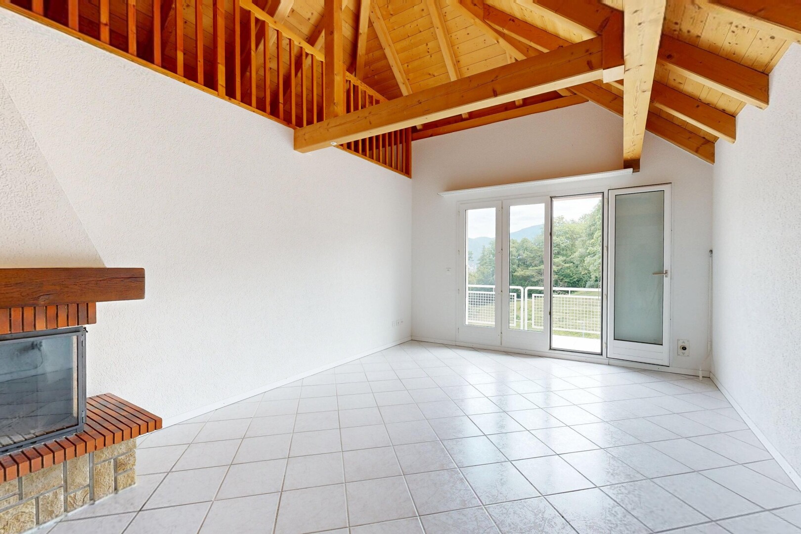 pièce vide avec cheminée, inside property, vaulted ceiling, plafond voûté, et high ceiling