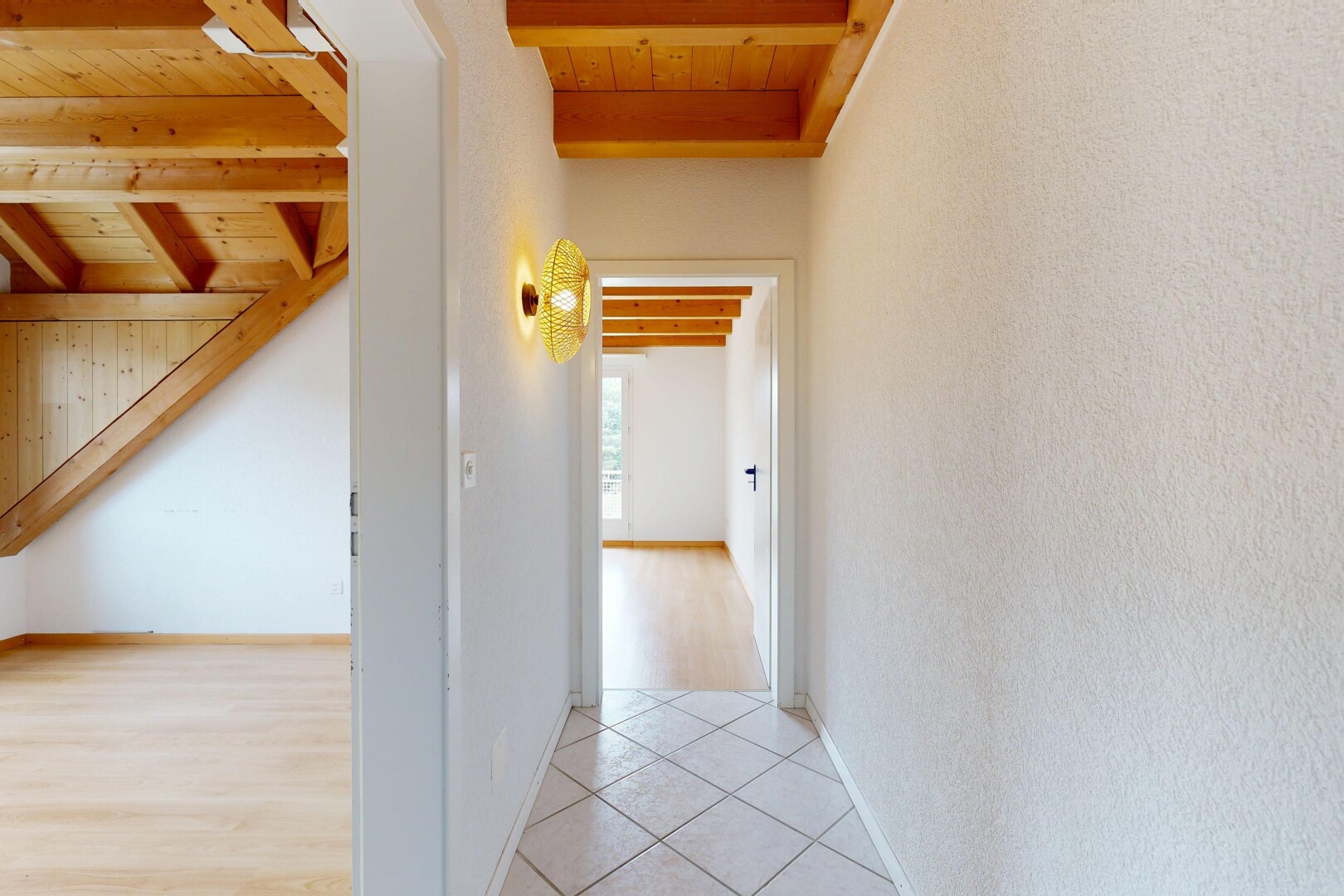 couloir avec inside property, beamed ceiling, plafond à poutres, high end ceiling, et wood ceiling