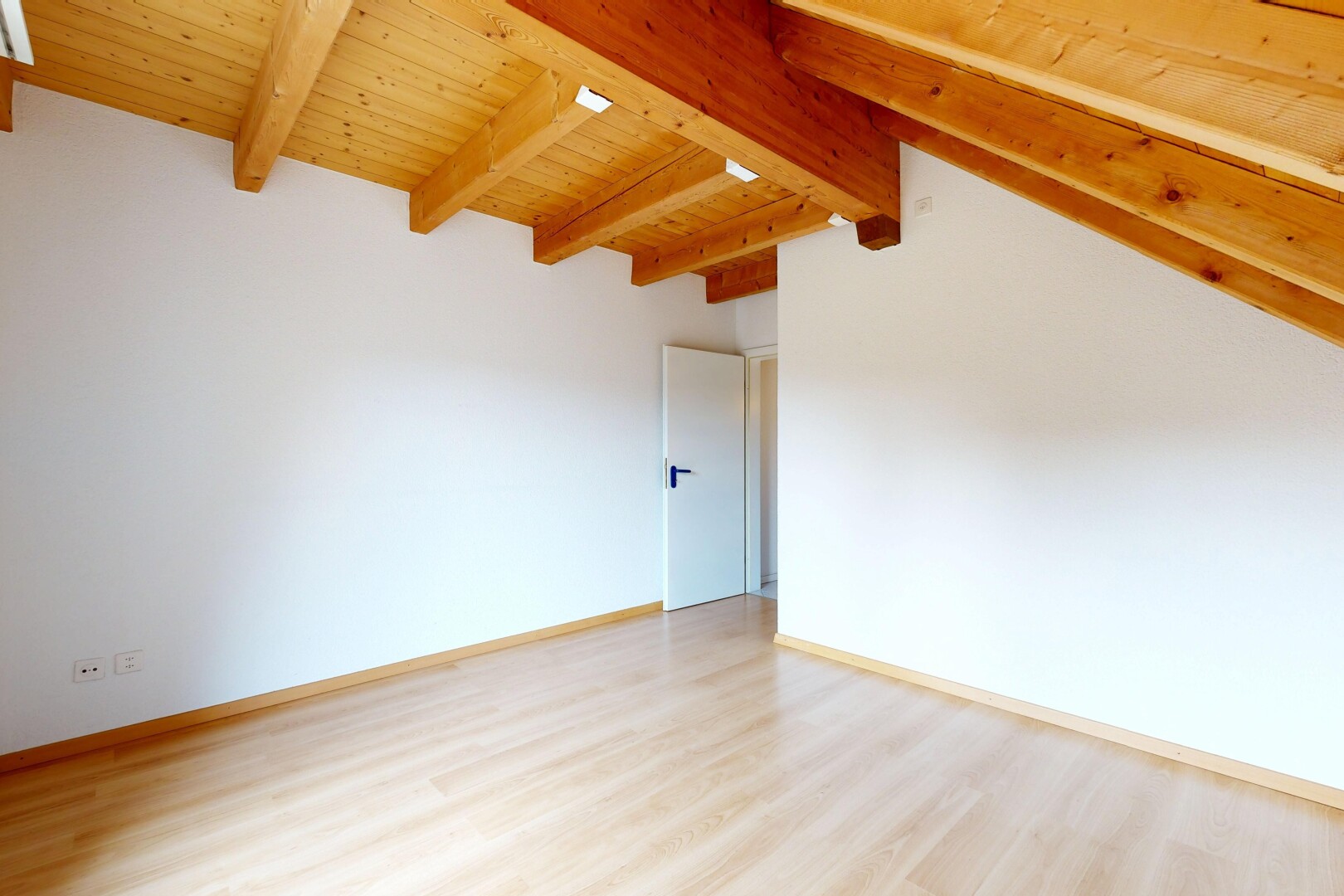 pièce vide avec beamed ceiling, plafond à poutres, wood ceiling, plafond en bois, et inside property