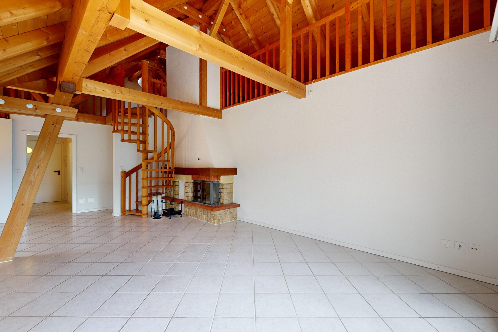 pièce vide avec escaliers, high ceiling, plafond haut, inside property, et drywall
