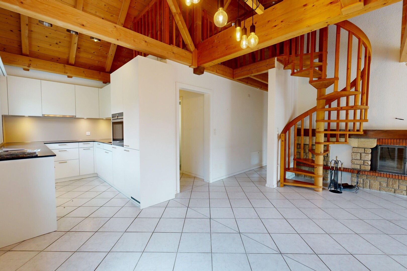 cuisine avec high ceiling, plafond haut, wood finish stairs, inside property, et beamed ceiling
