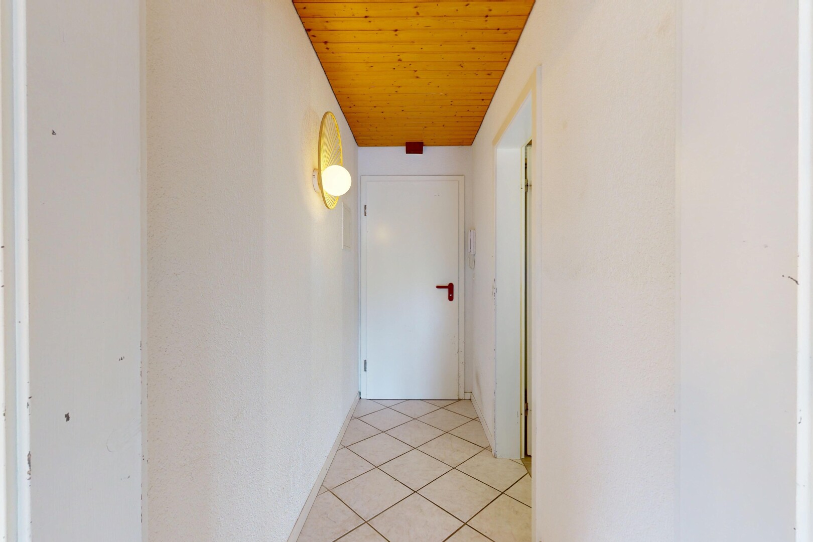 couloir avec inside property, wood ceiling, plafond en bois, tile floor, et sol en carrelage