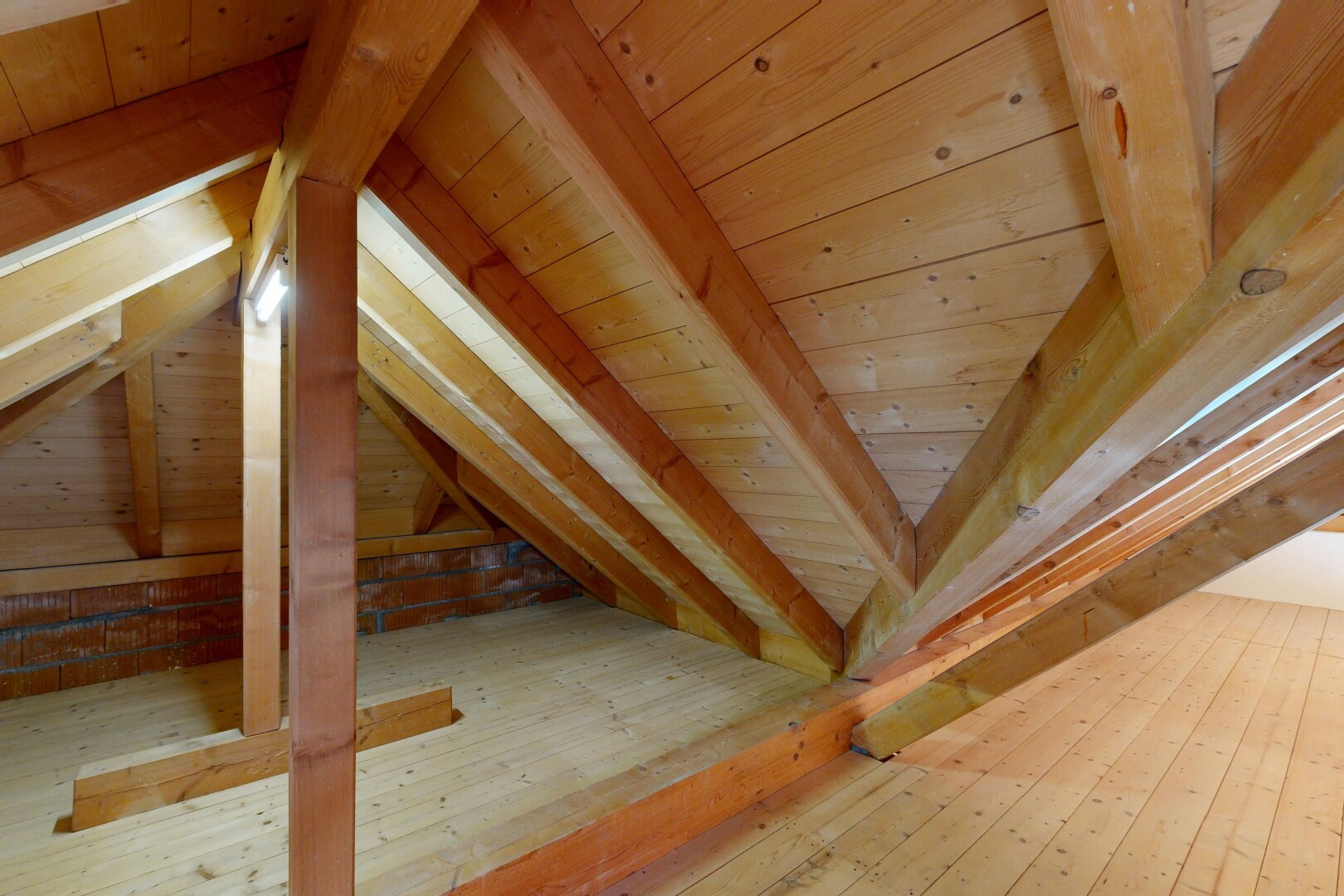 détails avec wood ceiling, plafond en bois, interior, hardwood floor, et attic